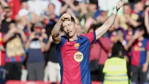 Robert Lewandowski at double as Barcelona beat Girona to go three points clear