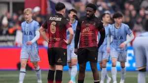 Tamworth hammer 10-man Wealdstone