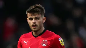 Charlie Kelman’s double keeps Orient’s play-off charge on track