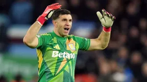 Emiliano Martinez sends French fans a message as Aston Villa arrive in Paris