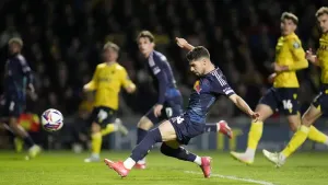 Manor Solomon goal fires Leeds back to top of Championship with win at Oxford