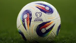 Ten-man Falkirk beaten by Raith as late goals keep title race alive