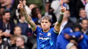 Chelsea beat lacklustre Liverpool to boost Champions League hopes