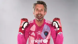 Edwin van der Sar hopes lightning can strike twice for Manchester United