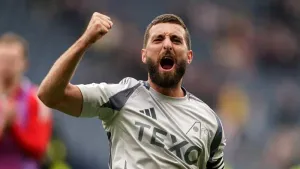 Graeme Shinnie says Aberdeen ignoring doom-mongers ahead of Celtic showdown