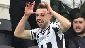 Hibernian seal third despite St Mirren draw after Conor McMenamin’s leveller