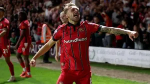 Walsall hold off Chesterfield to seal play-off final trip