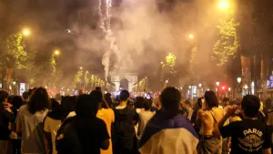 Paris St Germain victory parade in Paris to go ahead despite clashes with police