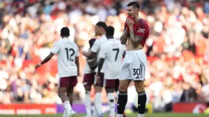 Man Utd lose thrilling league opener to Arsenal after Altay Bayindir blunder