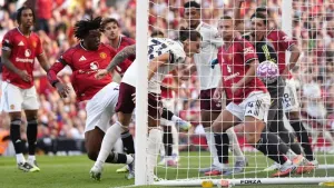 Man Utd show vast improvement but under-par Arsenal still sneak win