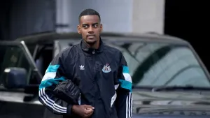 Saturday’s briefing: Newcastle fear over Isak and Hampton shows bottle