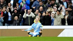 Erling Haaland and Phil Foden help Man City toast Ricky Hatton with derby win