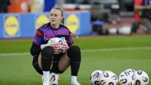 Hannah Hampton is best goalkeeper in world says Chelsea boss Sonia Bompastor