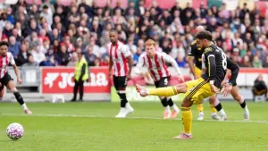 More penalty misery for Manchester United and Bruno Fernandes in Brentford loss