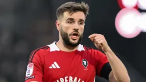 Salford squander last-gasp penalty as Bristol Rovers hold on for victory