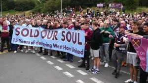 West Ham call for David Sullivan and Karren Brady to resign in pre-match protest