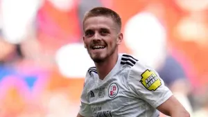 Chesterfield respond to Colchester thrashing by seeing off Salford