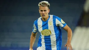 Huddersfield blow away Mansfield with three early goals