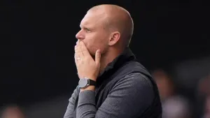 Liam Manning apologises to Norwich fans after quick exit in defeat to Hull