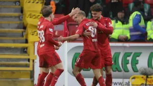 Superb Topi Keskinen strike guides Aberdeen to victory over leaders Hearts