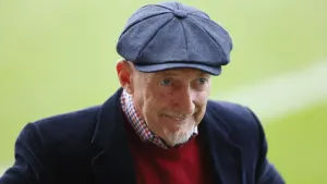 Swindon keep up promotion chase with win at Chesterfield