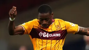 Tawanda Maswanhise scores again to help Motherwell past 10-man Hibernian