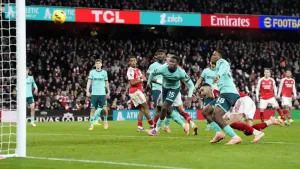Arsenal need last-gasp winner against plucky Wolves to move five points clear