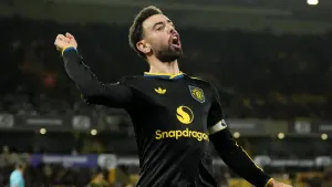 Bruno Fernandes scores twice as Manchester United beat struggling Wolves