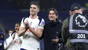 Thomas Frank defends Micky van de Ven over Alexander Isak tackle