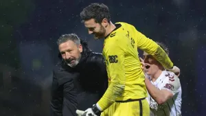Hearts manager Derek McInnes, left, was full of praise for goalkeeper Craig Gordon (Steve Welsh/PA)