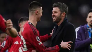 Manchester United interim head coach Michael Carrick (right) with Benjamin Sesko (Martin Rickett/PA)